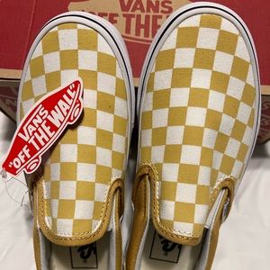 New never been worn Vans checkerboard gold/white slip on sneaker.